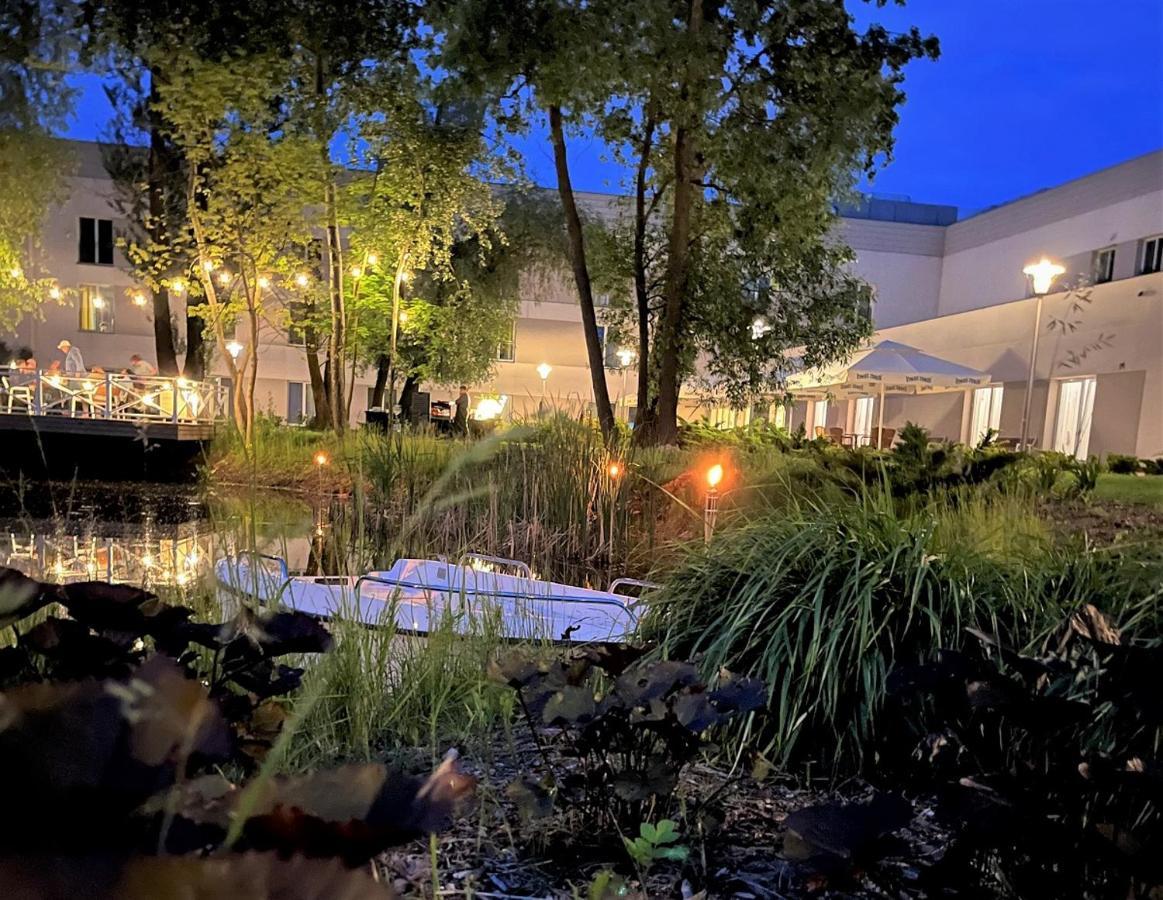 Green Garden Hotel Raszyn Exteriör bild